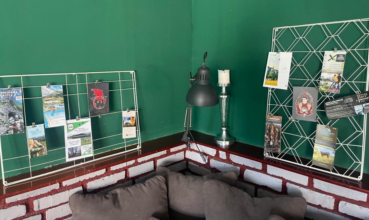 Eagle'S Nest Hostel ポストイナ エクステリア 写真