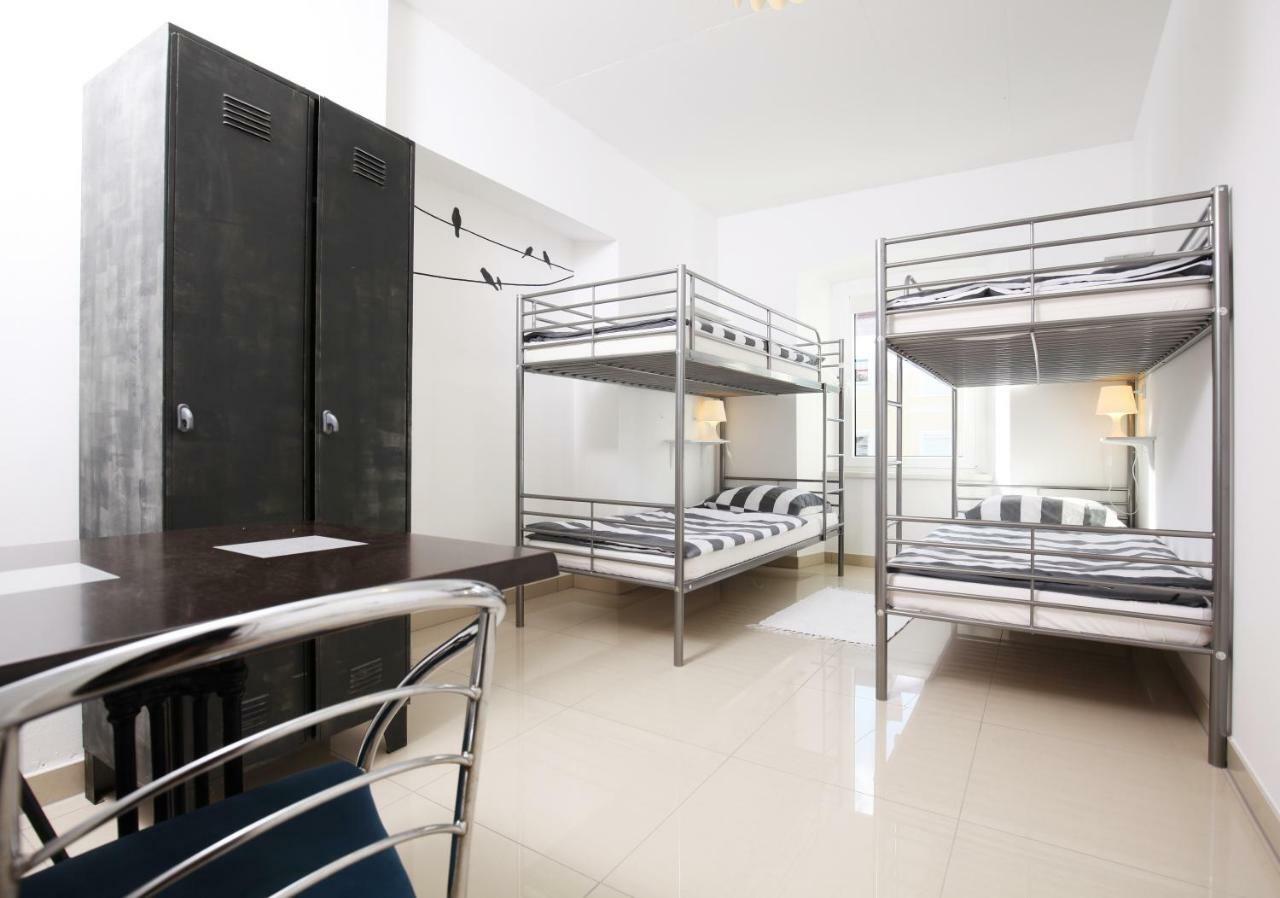 Eagle'S Nest Hostel ポストイナ エクステリア 写真